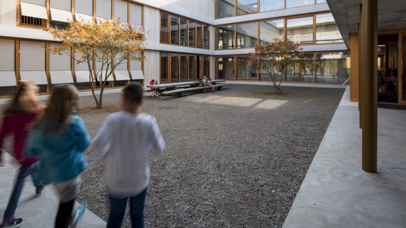 Fertigstellung der Umgebungsarbeiten zum Erweiterungsbau des Schulhauses ‚In der Höh‘ in Volketswil